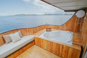 Komodo-Phinishi-Sharing-Tours