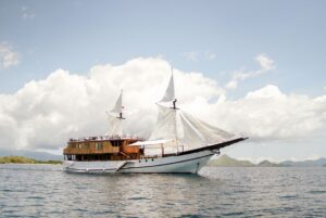 Komodo-Phinishi-Sharing-Tours