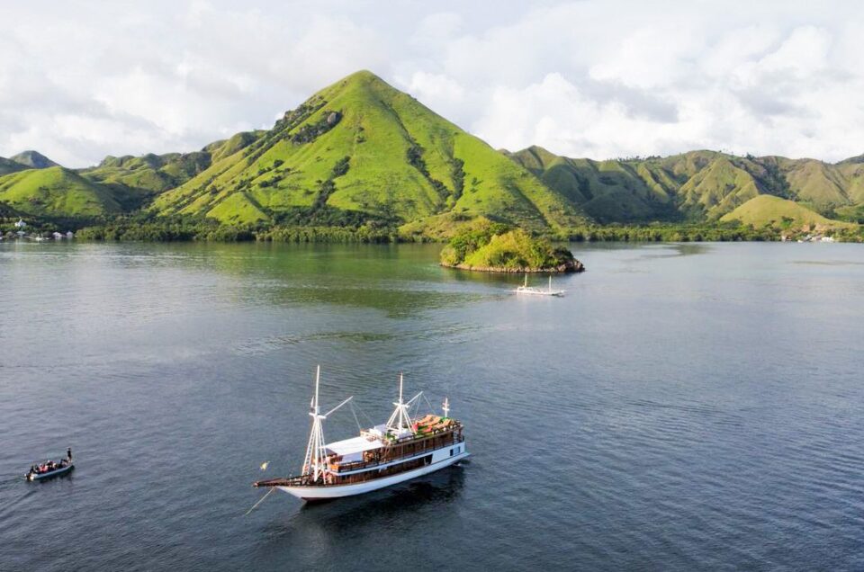 Komodo-Luxury-Boat-Charter